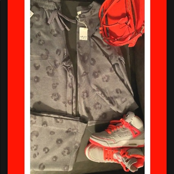Splendid Tiger’s Eye Leopard Print Sweatshirt and Sweatpants Gray Size XS - Picture 4 of 7
